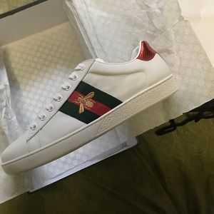 gucci embroidered bee sneakers